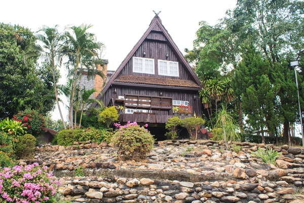 Trekantigt tak hus — Stockfoto