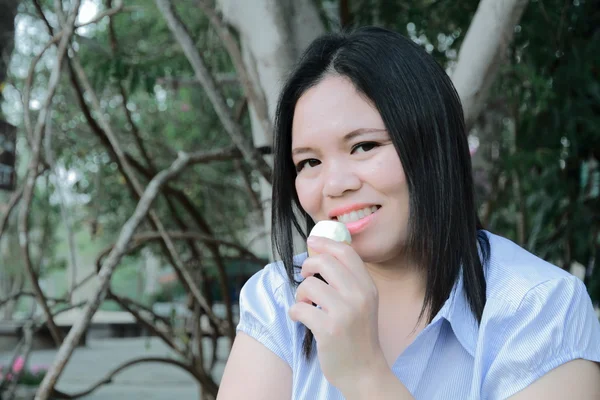 Menina comendo ovos — Fotografia de Stock