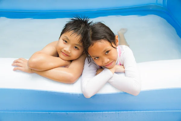 Bambini e piscina gonfiabile — Foto Stock