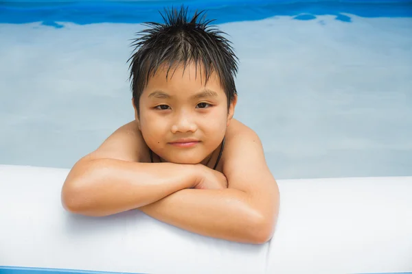 Menino e piscina inflável — Fotografia de Stock