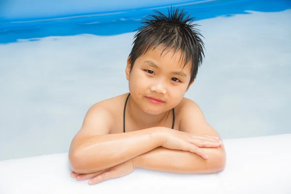 Jongen en opblaasbaar zwembad — Stockfoto