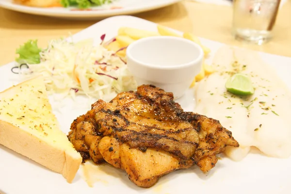 ปลาสเต็กและไก่ — ภาพถ่ายสต็อก