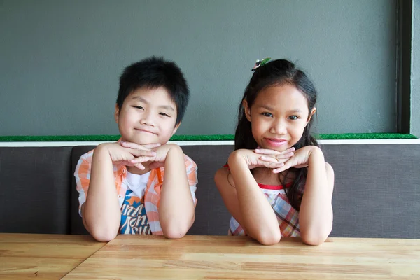 Garçon et fille souriant — Photo