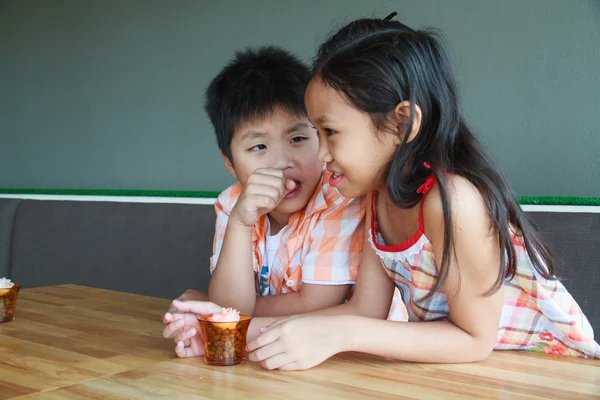 Chlapec a dívka se usmívají — Stock fotografie