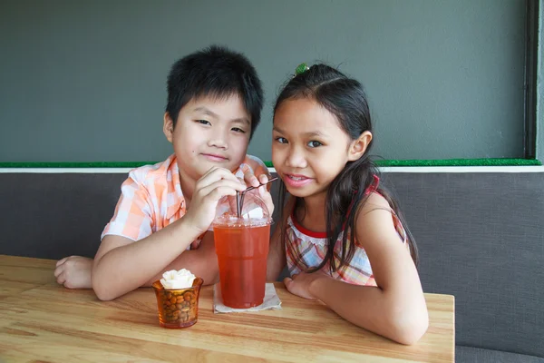 Bebida de niño y niña —  Fotos de Stock