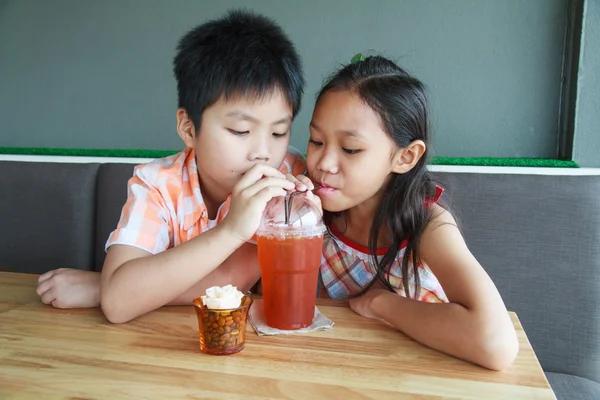 Junge und Mädchen trinken — Stockfoto