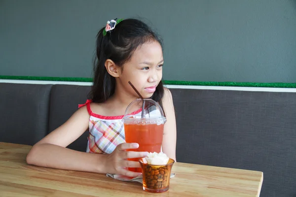 Dívka nápoj — Stock fotografie