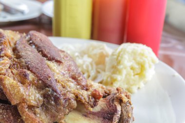 Kızarmış domuz bacak