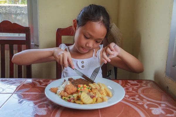 Menina comer bife — Fotografia de Stock