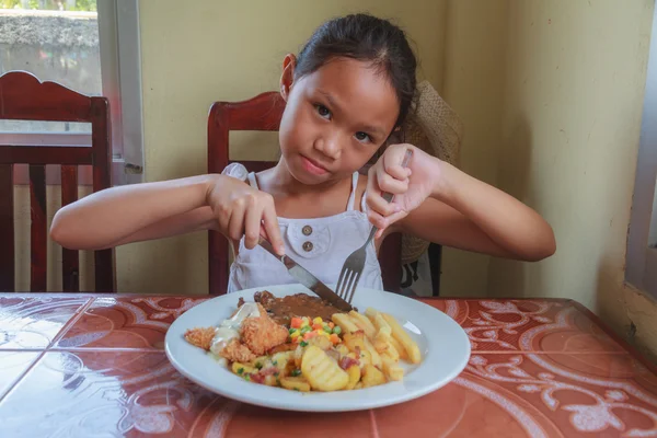 Chica comiendo filete — Foto de Stock