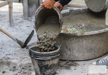 işçi çimento koymak