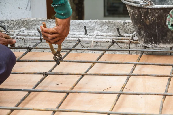 Acero curvado del trabajador — Foto de Stock