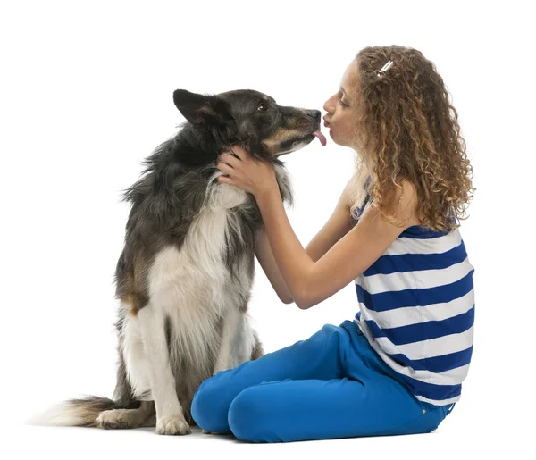 Giovane ragazza baciare un confine collie contro sfondo bianco — Foto Stock