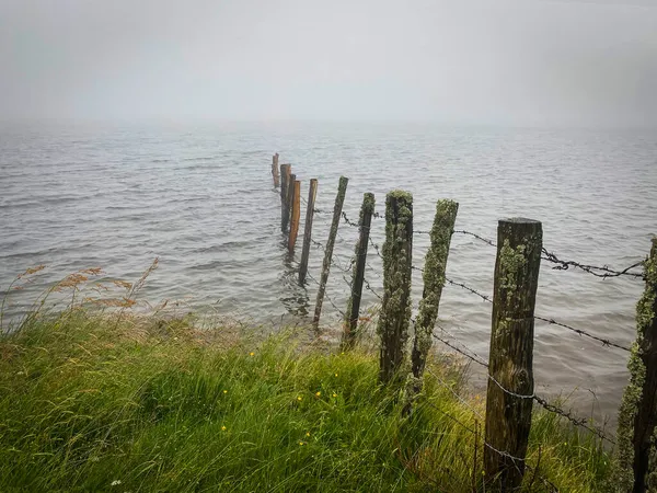 Brouillard Matinal Sur Lac Servieres Quelques Clôtures Bois Poteau Dans — Photo