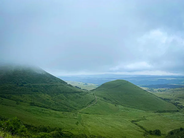 Massif中心绿山景观 奥弗涅多云天 法国圆顶双峰 旅行背景 — 图库照片