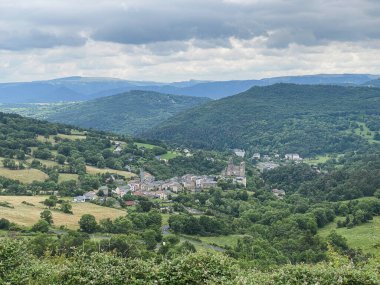 Auvergne 'deki Saint Nectaire köyünün manzarası inek peyniriyle ünlüdür.