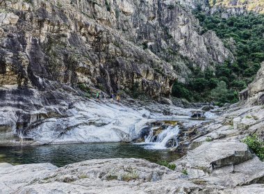 Tanımlanamayan insanlar Chassezac vadilerinde kanyona gitmek için yürüyorlar.