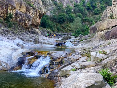Tanımlanamayan bir grup insan Chassezac vadilerinde kanyona doğru yürüyorlar.