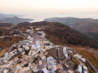 Ege Denizi 'ndeki Amorgos adasındaki Yunan Chora köyünün hava manzarası, Kiklad