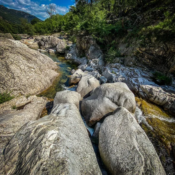 Μεγάλα Βράχια Μπροστά Από Τον Ποταμό Chassezac Στην Περιοχή Lozere — Φωτογραφία Αρχείου