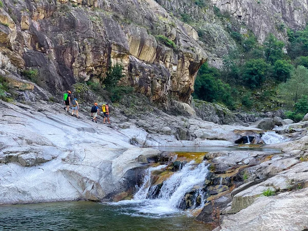 在Chassezac峡谷行走去峡谷的一群无法辨认的民族 — 图库照片