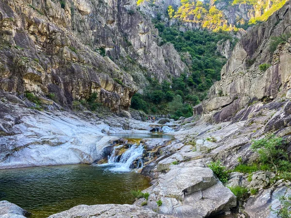 Felismerhetetlen Népek Csoportja Akik Chassezac Szurdokaiban Sétálnak Kanyonozás Felé — Stock Fotó