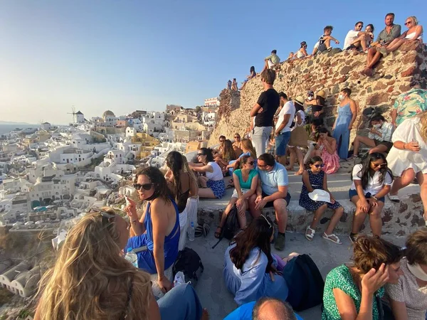 Santorini Grecja Sierpnia 2021 Tłum Czeka Zdjęcie Zachodu Słońca Oia — Zdjęcie stockowe