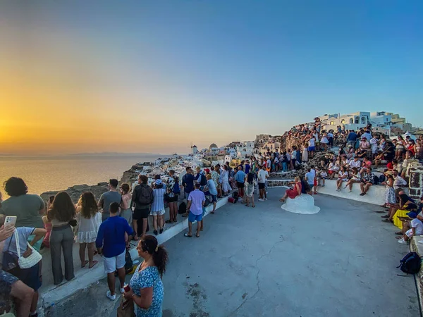 Santorini Yunanistan Ağustos 2021 Kalabalık Oia Gün Batımını Çekmek Için — Stok fotoğraf