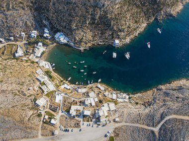 Cheronissos körfezi ve limanı, Sifnos Yunan adası 