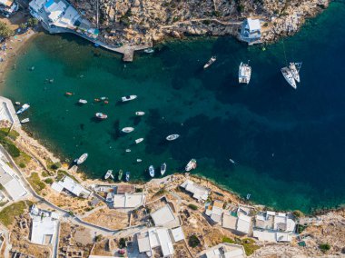 Cheronissos körfezi ve limanı, Sifnos Yunan adası 