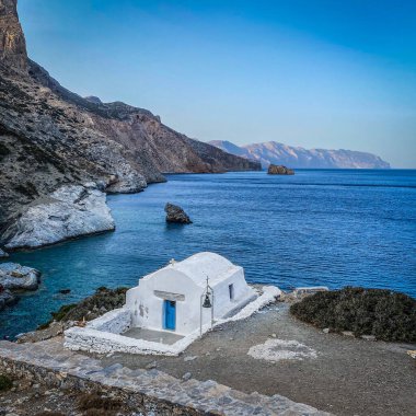 Agia Anna plajı, küçük beyaz şapeli, Amorgos adası, Cyclades, Yunanistan.
