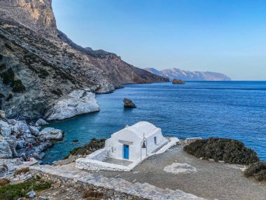 Agia Anna plajı, küçük beyaz şapeli, Amorgos adası, Cyclades, Yunanistan.