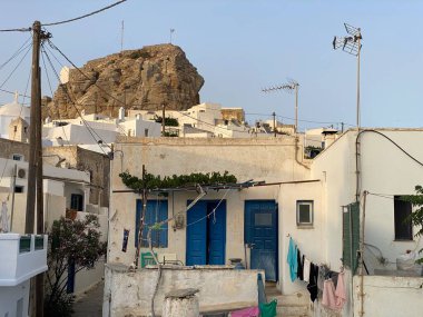 Yunan Chora köyünün yaya sokağı Amorgos adası, Ege Denizi, Kiklad, Yunanistan 'da büyük bir kaya etrafına inşa edildi