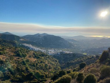 Yunanistan 'ın Naxos Adası' ndaki Filoti Yunan adası köyünün gökyüzünde Athene 'in dumanı yükseliyor. Ağustos 2021