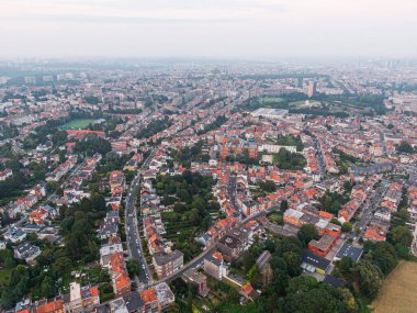 Brüksel-Başkent Bölgesi 'nin hava manzarası ve banliyö bölgesi ön planda. Gri günbatımında Ganshoren Belediyesi 'nden görüntü