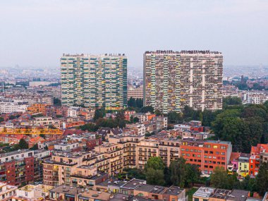 Brüksel-Başkent Bölgesi 'nin hava manzarası ve banliyö bölgesi ön planda. Gri günbatımında Ganshoren Belediyesi 'nden görüntü