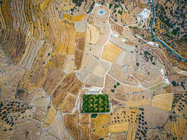 Vista Aérea Campo Fútbol Verde Durante Sequía Isla Sifnos Grecia — Foto de Stock