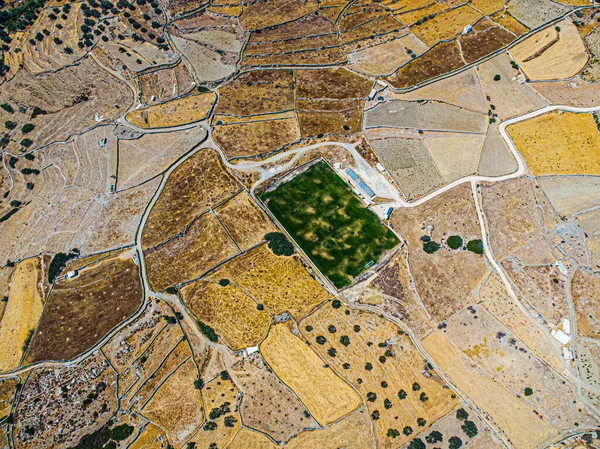 希腊锡夫诺斯岛干旱期间绿色足球场的空中景观 — 图库照片