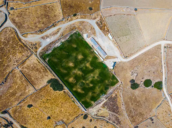 Letecký Pohled Zelené Fotbalové Hřiště Během Sucha Ostrově Sifnos Řecko — Stock fotografie
