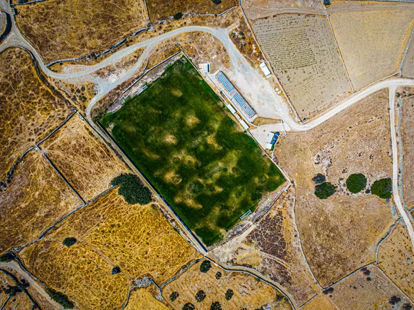 Vista Aérea Campo Fútbol Verde Durante Sequía Isla Sifnos Grecia —  Fotos de Stock