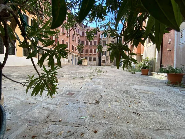 Blick Auf Einen Kleinen Platz Venedig Ohne Jemanden Durch Die — Stockfoto