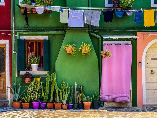 Burano Adasında Renkli Boyalı Evlere Karşı Asılı Elbiseler — Stok fotoğraf