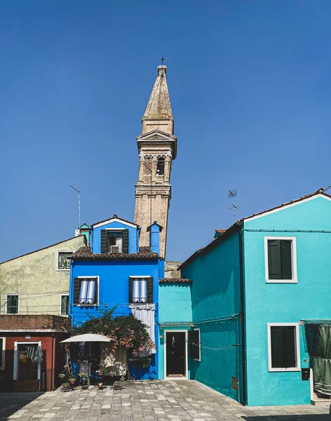 Casas Frontais Coloridas Pintadas Burano Com Torre Sineira Inclinada Igreja — Fotografia de Stock