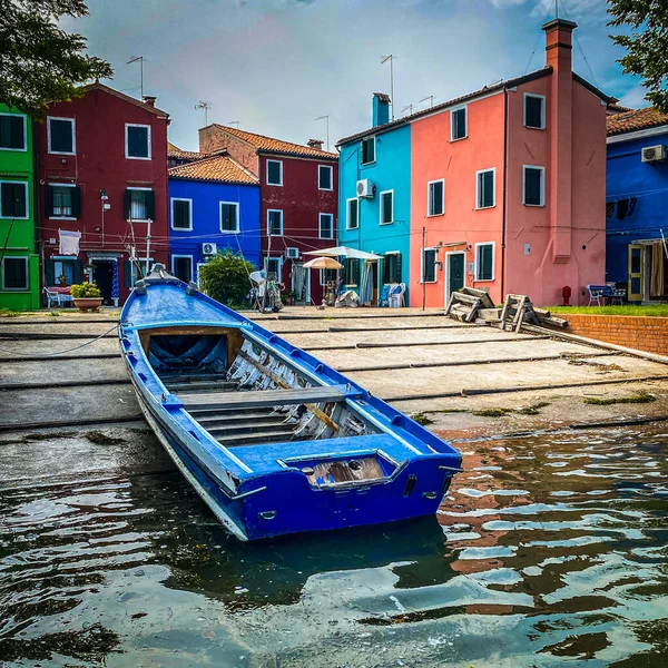 Barche Colorate Case Tradizionali Dipinte Canale Case Strada Burano Venezia — Foto Stock