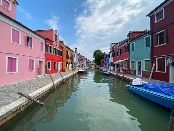 Barcos Coloridas Casas Pintadas Tradicionales Una Calle Del Canal Casas — Foto de Stock