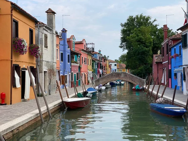 Barcos Coloridas Casas Pintadas Tradicionales Una Calle Del Canal Casas — Foto de Stock