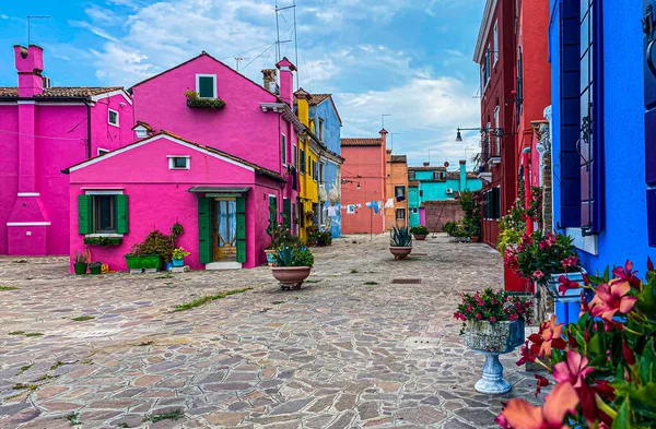 Niewyraźny Widok Burano Kolorowe Domy Dekoracyjnymi Kwiatami Pierwszym Planie Wenecja — Zdjęcie stockowe