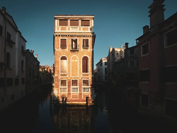 Piękny Kolorowy Wenecki Dom Otoczony Wodą Podczas Zachodu Słońca — Zdjęcie stockowe