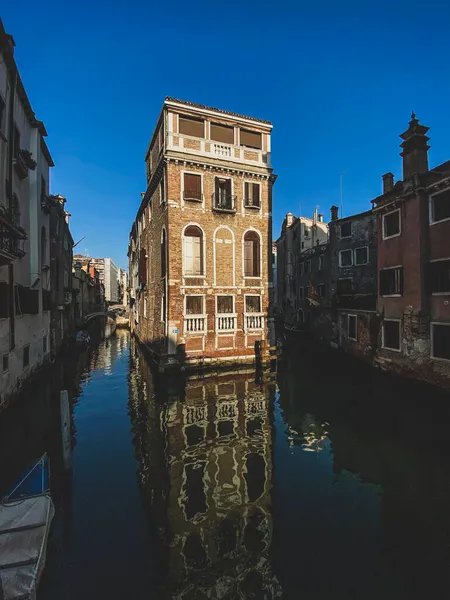 Krásné Barevné Benátské Přední Dům Obklopen Vodou Při Západu Slunce — Stock fotografie
