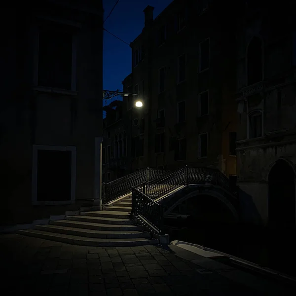 イタリア ヴェネツィアの階段と橋の夜景 — ストック写真